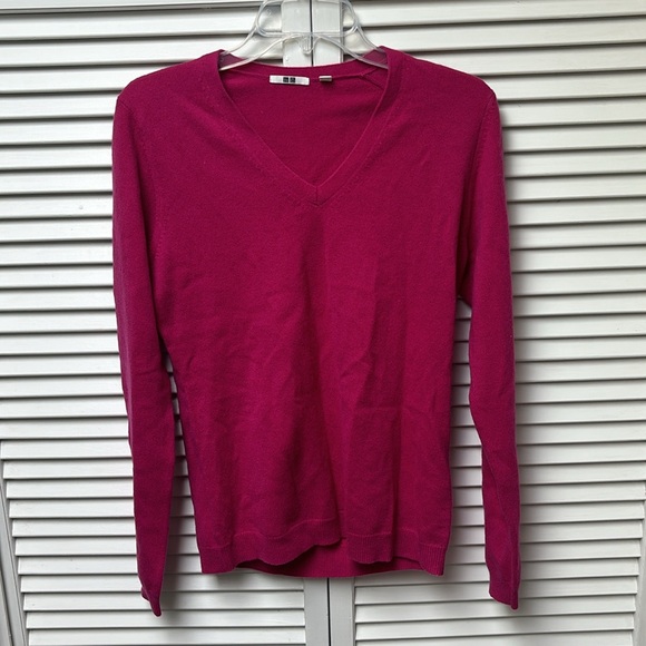 Uniqlo Sweaters - NWOT cashmere Uniqlo v neck sweater